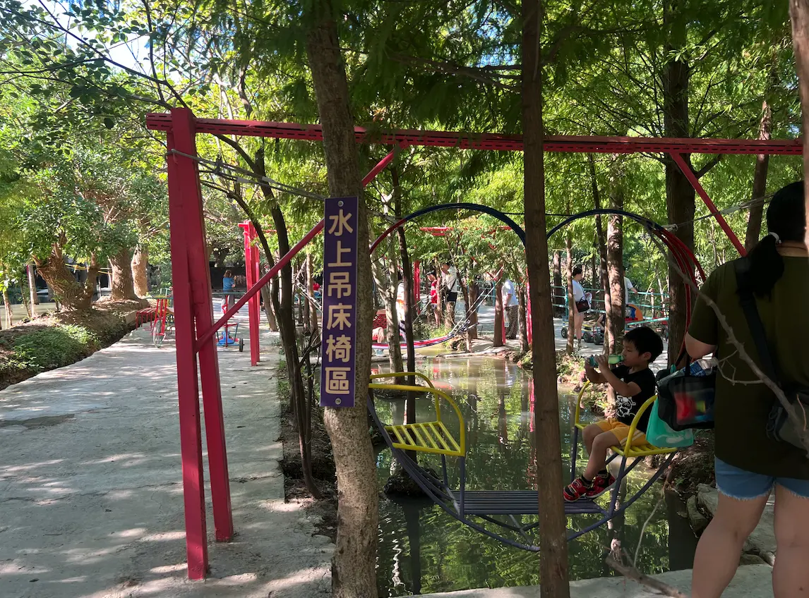 ▲桃園熱門景點「野趣森林」被封為「不插電版迪士尼」，占地7公頃，遊樂設施從原本的300項升級到超過400項，各式無動力設施讓大人、小孩全玩瘋。（圖／記者賴禹妡攝）