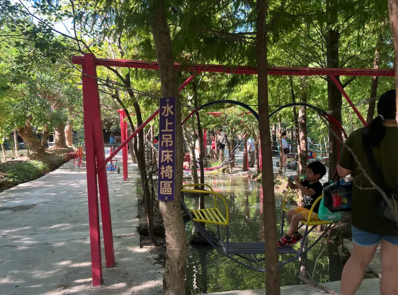 ▲桃園熱門景點「野趣森林」被封為「不插電版迪士尼」，占地7公頃，遊樂設施從原本的300項升級到超過400項，各式無動力設施讓大人、小孩全玩瘋。（圖／記者賴禹妡攝）