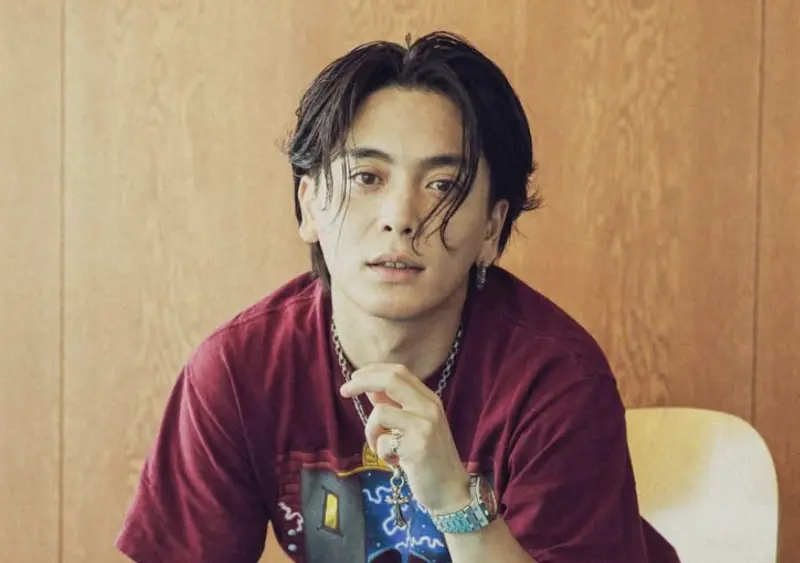 ▲盤點日本藝人奇妙出道理由，優里（如圖）在街頭翻唱時剛好碰到原唱，兩人合唱後爆紅、男團「嵐」的相葉雅紀因爲有護照被帶去夏威夷出道、木村拓哉長太帥被姑母偷偷投履歷去傑尼斯。（圖／＠yuuri__music__official IG）