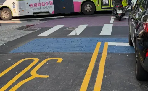 馬路突「多一塊藍色」用途是啥？交通局揭正解　全場愣：長知識了
