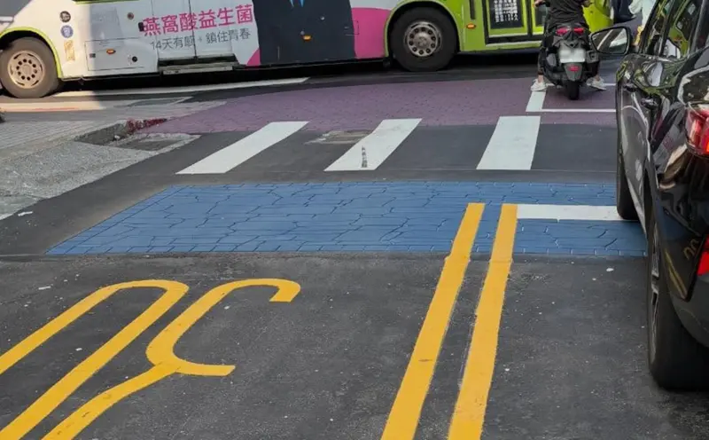 ▲有民眾在馬路上發現多了一塊藍色區域，不解有何用途，引發討論。事實上，台北市政府交通局過去就有解釋，讓民眾大長知識。（圖／翻攝Threads）