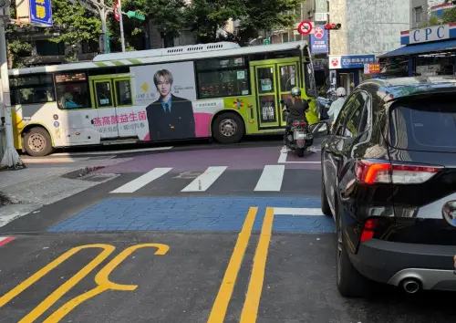 ▲有民眾發現路面剛鋪好，但人行道附近卻多了一大塊藍色格子。（圖／翻攝Threads）