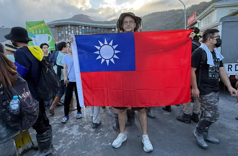 ▲今日是中華民國國慶日，土耳其籍藝人吳鳳（如圖）、網紅蔡阿嘎都發文分享與國旗的合照，愛台男星邰智源也在IG祝台灣生日快樂。（圖／吳鳳 Rifat臉書）