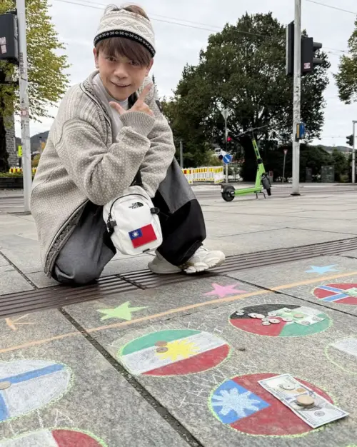 ▲蔡阿嘎跪地合照國旗！高喊：Taiwan No.1（圖／蔡阿嘎IG@yga0721）