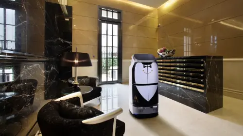 ▲業者啟用「清潔機器人」與「包裹配送機器人」。（圖／翻攝畫面）