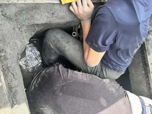 受困畫面曝！「鏟子超人」腳卡60公分深水溝　消防火速救出送醫
