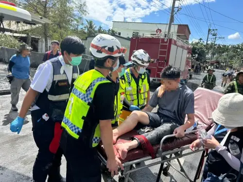 ▲今天上午花蓮一名鏟子超人，左腳不慎卡進水溝，消防人員火速到場將人救出送醫。（圖／民眾提供）