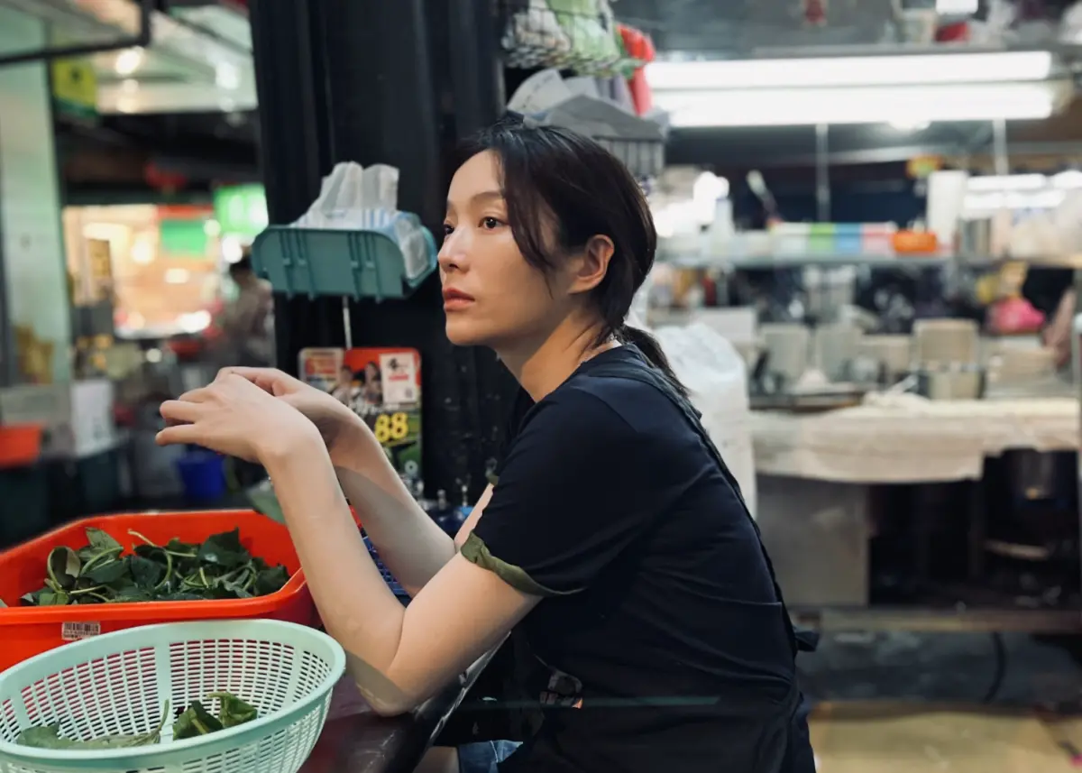 ▲蔡淑臻（如圖）在《左撇子女孩》扮演夜市麵攤老闆娘，導演鄒時擎要求盡量不要化妝入鏡，真的有客人要買麵，她也真的下麵去煮。（圖／光年映畫提供）