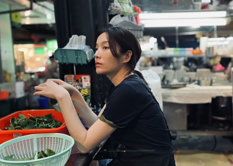 ▲蔡淑臻（如圖）在《左撇子女孩》扮演夜市麵攤老闆娘，導演鄒時擎要求盡量不要化妝入鏡，真的有客人要買麵，她也真的下麵去煮。（圖／光年映畫提供）