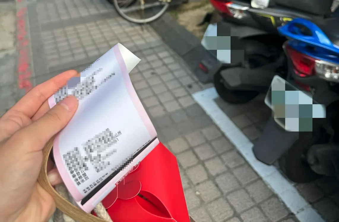 ▲一名女網友日前將機車騎上人行道停車，卻遭員警依《道路交通管理處罰條例》第45條規定，開罰600至900元。（圖／翻攝自臉書社團「爆料公社」）