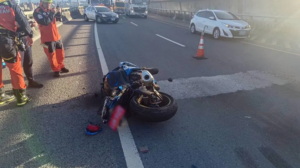 ▲22歲陳姓重機騎士行經台64線五股段時，不明原因自撞護欄，整個人被拋飛墜落約10公尺高的成洲七路，傷勢嚴重命危。（圖／翻攝畫面）