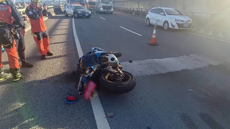 ▲22歲陳姓重機騎士行經台64線五股段時，不明原因自撞護欄，整個人被拋飛墜落約10公尺高的成洲七路，傷勢嚴重命危。（圖／翻攝畫面）