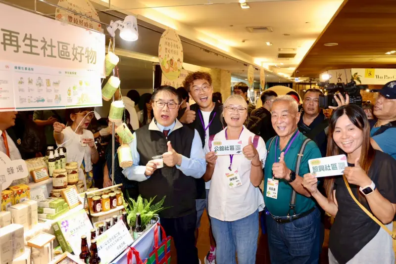 ▲黃偉哲率南市府團隊、台南在地商家，再度一同前往Mega City板橋大遠百，展開國慶連假三日「秋收台南味 豐饒好時節」快閃展售活動。（圖／南市府提供）