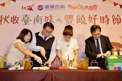 ▲今天活動現場特別由黃偉哲賢伉儷與來賓一起示範了DIY幸福柚來了「蜂蜜柚香茶」。（圖／南市府提供）