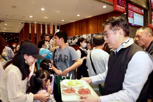 ▲黃偉哲也誠摯邀請大家不僅在板橋大遠百選購台南好物，更能親自南下台南旅遊、吃喝玩樂、購買伴手禮，體驗最道地的台南風味。（圖／南市府提供）