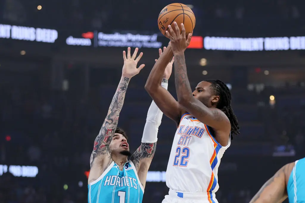 ▲NBA美國職籃（National Basketball Association）雷霆年輕後衛華萊士（Cason Wallace）上演一記從籃板後方背身拋投命中的超狂「神仙球」，瞬間引爆全場觀眾與社群媒體熱議。（圖／美聯社／達志影像）