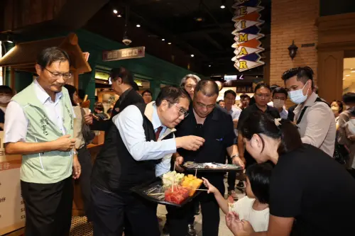 ▲黃偉哲與消費者分享現切台南鮮果。（圖／南市府提供）