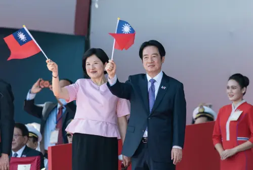 國慶衣Q成亮點！第一夫人亮相粉衣顯優雅　副總統褲裝俐落大方
