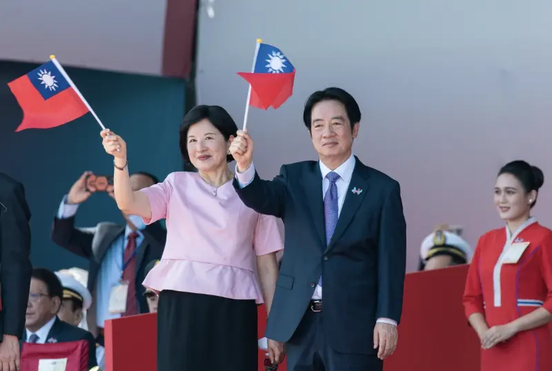 ▲國慶衣Q成亮點！第一夫人久違亮相，粉色衣顯優雅。（圖／翻攝總統府）