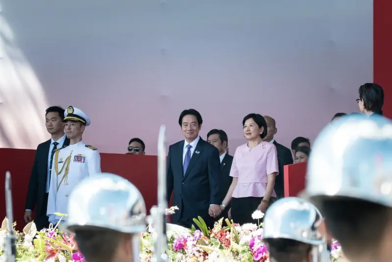    ▲國慶衣Q成亮點！第一夫人久違亮相，粉色衣顯優雅。（圖／翻攝總統府）  