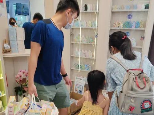 ▲ 口罩展示牆完整陳列品牌口罩，有超過200種花色款式。（圖／業者提供）