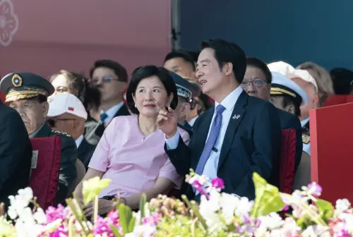 國慶大典甜翻！賴清德、吳玫如「小動作」被捕捉　大型撒糖現場
