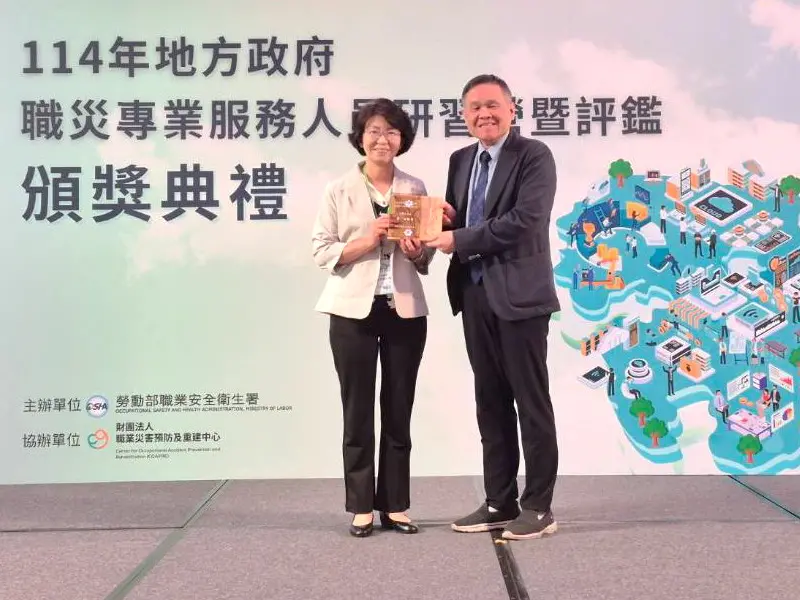 ▲高雄市政府勞工局獲勞動部評鑑為優等單位之肯定，由勞工局主任秘書許文瓊(左)代表受獎。(圖／高雄市政府勞工局提供)