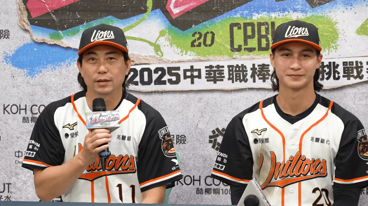▲中職36年季後挑戰賽首戰今（10）日在高雄澄清湖棒球場開打，首戰由統一7-ELEVEn獅2：1險勝樂天桃猿。送回致勝分的林佳緯賽後透露，總教練「餅總」林岳平語帶信心地告訴他：「不用再看莊昕諺的數據了，等一下一定是王志煊。」（圖／統一獅提供）