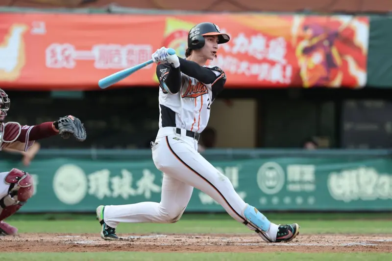 ▲統一獅林佳緯奪下季後賽G1單場MVP，他在頒獎台上，感謝「鏟子超人」前往光復鄉救災。（圖／統一獅提供）