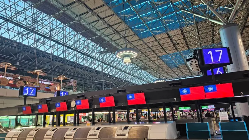 ▲機場公司在國慶日時在電子看板佈置飄揚國旗，示意圖。（圖／桃園機場）