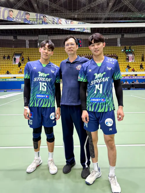 ▲汪秉勳（左）、蔡秉諺（右）與臺體男排吳忠政教練合照。（圖／臺中連莊提供）