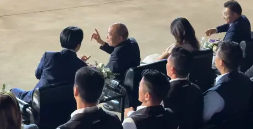 ▲賴清德和韓國瑜在台下忙著開聊，還不時比手畫腳。（圖／翻攝南投縣政府臉書，2025.10.10）