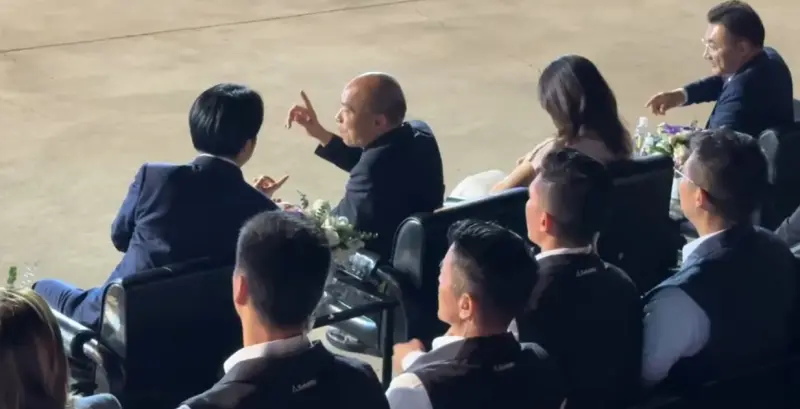    ▲賴清德和韓國瑜在台下忙著開聊，還不時比手畫腳。（圖／翻攝南投縣政府臉書，2025.10.10）  