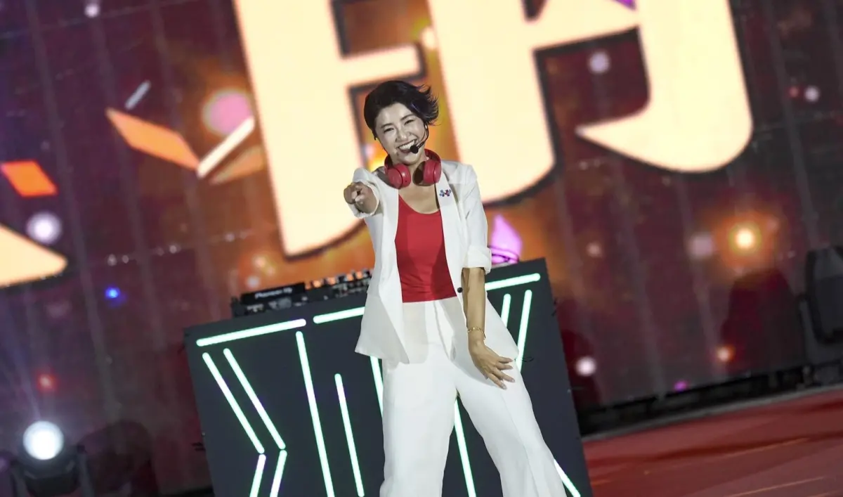 ▲南投縣長許淑華在國慶焰火客串活動DJ，上台又唱又跳。（圖／南投縣政府提供，2025.10.10）