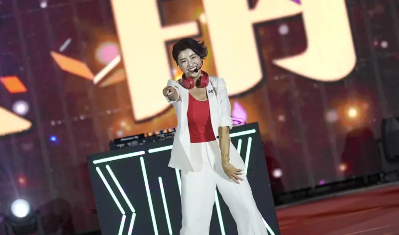 ▲南投縣長許淑華在國慶焰火客串活動DJ，上台又唱又跳。（圖／南投縣政府提供，2025.10.10）