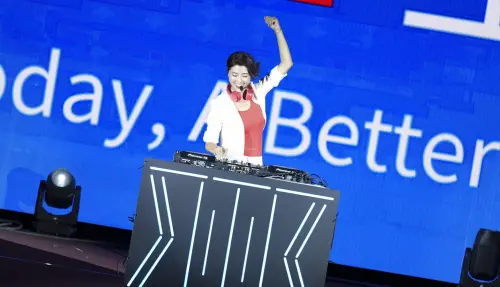 ▲南投縣長許淑華在國慶焰火客串活動DJ，上台又唱又跳。（圖／南投縣政府提供，2025.10.10）