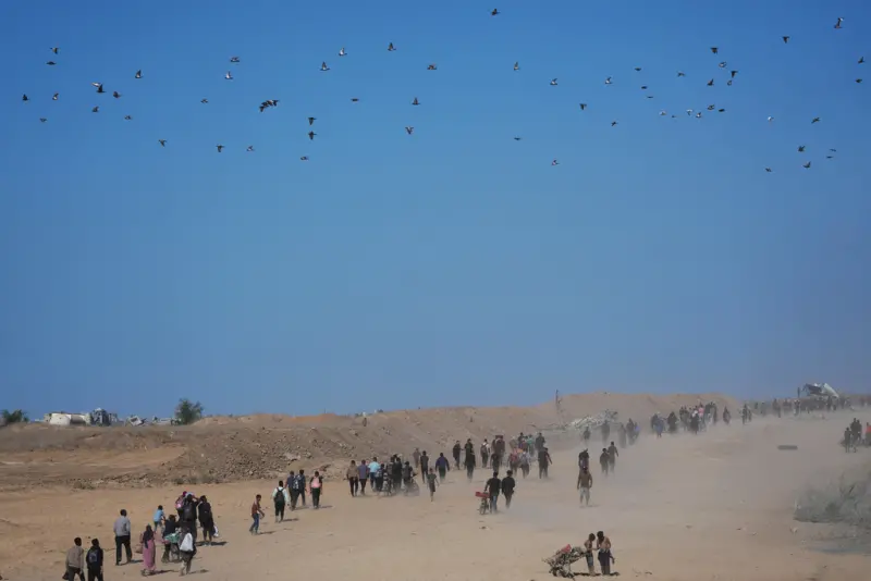    ▲隨著以色列軍隊撤出，成千上萬巴勒斯坦人開始返回加薩，數千人沿著沿海公路向北步行。（圖／美聯社／達志影像）  