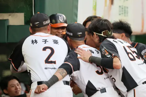 ▲統一獅的「吞霸歌」是在中華職棒四年（1993年）總冠軍賽時，為了回應兄弟象的「勇士隊戰歌」而設計的。（圖／統一獅提供）