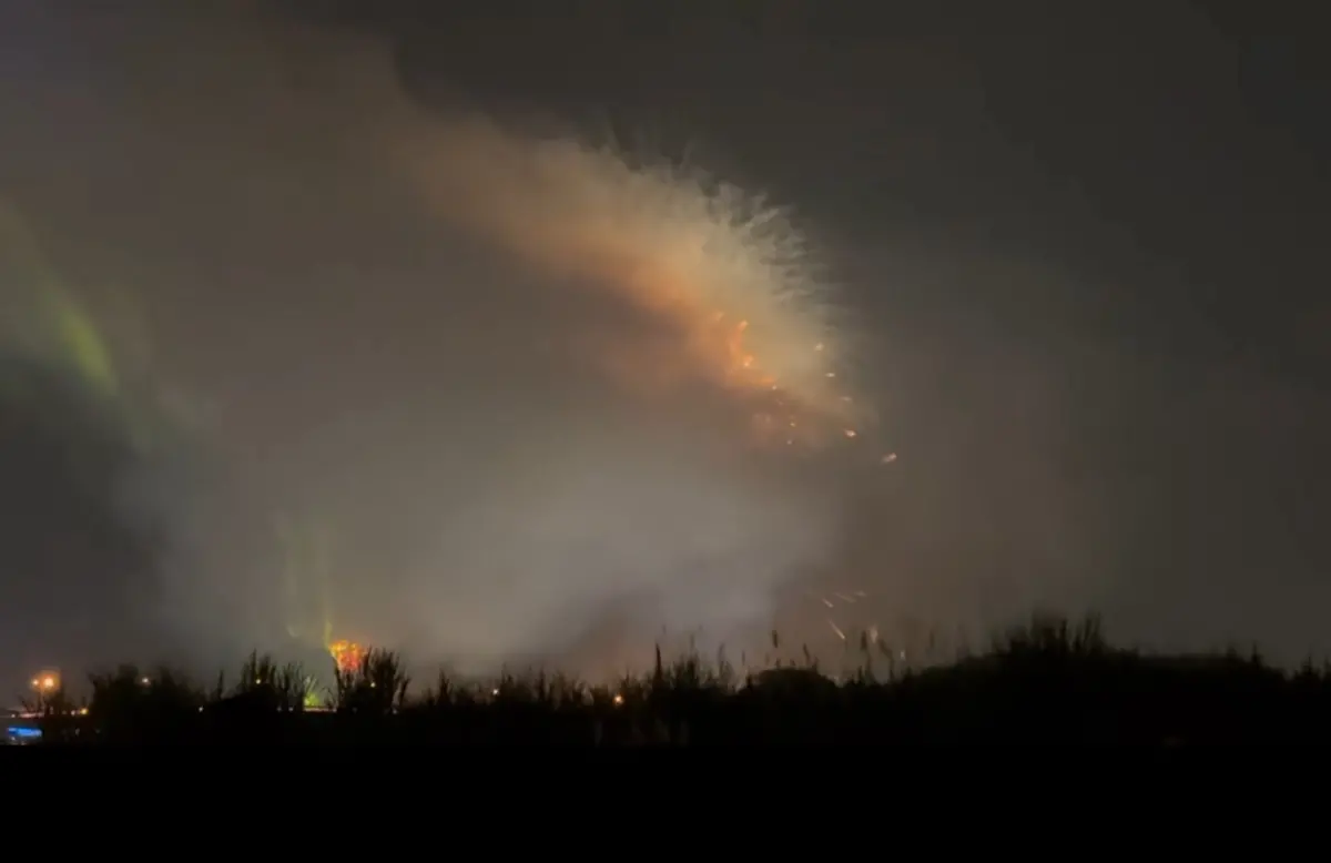 ▲近十年規模最大國慶煙火！現場霧茫茫、還有火燒進田裡失火啦！（圖／Threads:jhs1220）