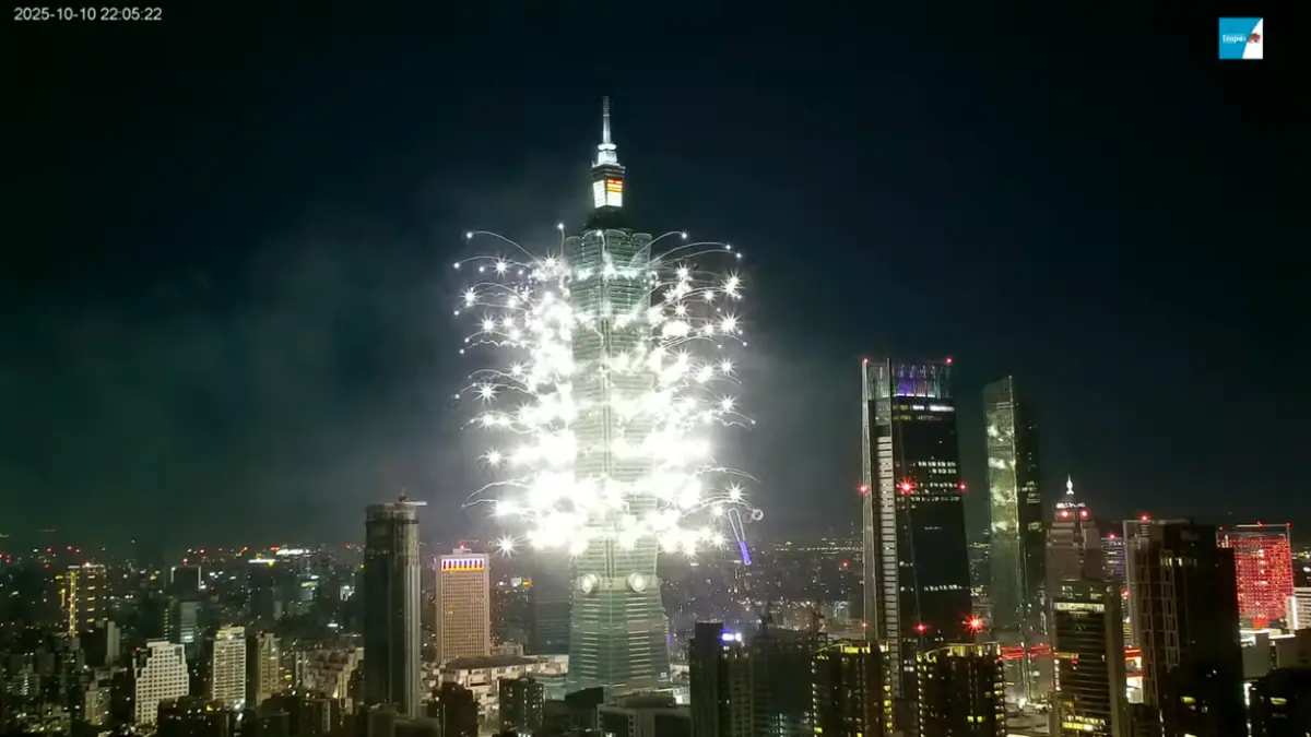 ▲2025台北101國慶煙火秀主題為「Gen. TAIWAN．我們的時刻」，YouTube頻道「象山看台北 - 4K即時影像」也即時轉播全程國慶煙火表演，不少網友驚呼超精彩。（圖／翻攝自YT頻道「Taipei Travel Live Cam  台北觀光即時影像」）