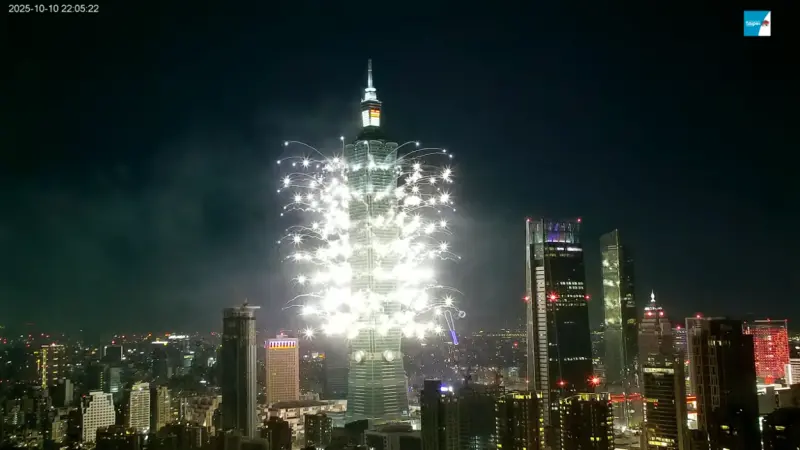 ▲2025台北101國慶煙火秀主題為「Gen. TAIWAN．我們的時刻」，YouTube頻道「象山看台北 - 4K即時影像」也即時轉播全程國慶煙火表演，不少網友驚呼超精彩。（圖／翻攝自YT頻道「Taipei Travel Live Cam  台北觀光即時影像」）