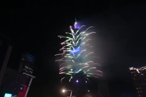 ▲2025雙十國慶101煙火＋無人機表演秀。（圖／記者林柏年攝）