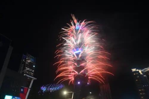 ▲2025雙十國慶101煙火＋無人機表演秀。（圖／記者林柏年攝）