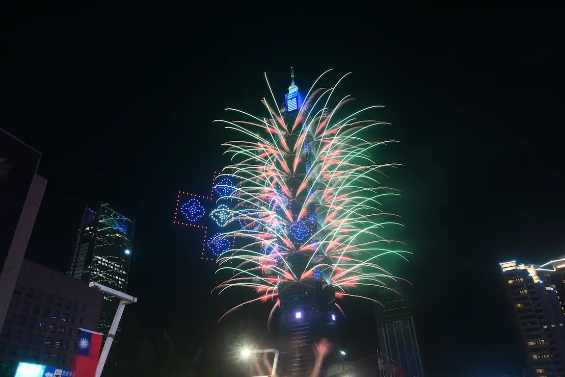 ▲2025台北101雙十國慶煙火今（10）日晚間10時登場，240秒煙火秀結合500台無人機群飛展演，不僅是台北101的創舉，更是信義區首次迎來「無人機＋煙火」雙重盛典。（圖／記者林柏年攝）