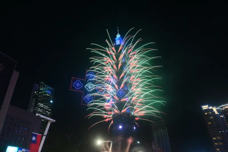 ▲2025台北101雙十國慶煙火今（10）日晚間10時登場，240秒煙火秀結合500台無人機群飛展演，不僅是台北101的創舉，更是信義區首次迎來「無人機＋煙火」雙重盛典。（圖／記者林柏年攝）