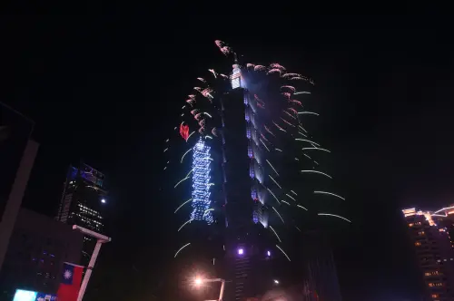 ▲2025雙十國慶101煙火＋無人機表演秀。（圖／記者林柏年攝）