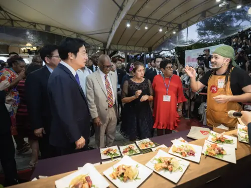 ▲國慶酒會登場！賴清德狂推外賓「這道菜」好吃。（圖／翻攝總統府）