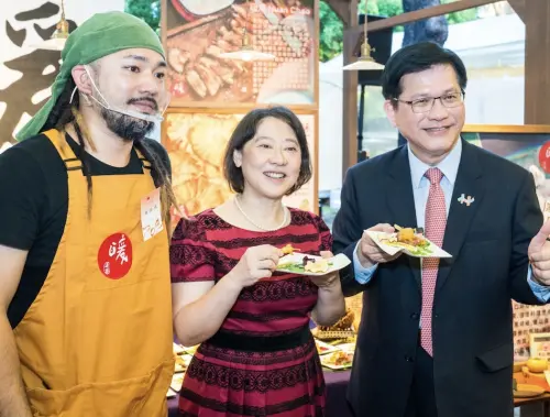 ▲國慶酒會登場！林佳龍餵妻秀恩愛（圖／總統府提供）