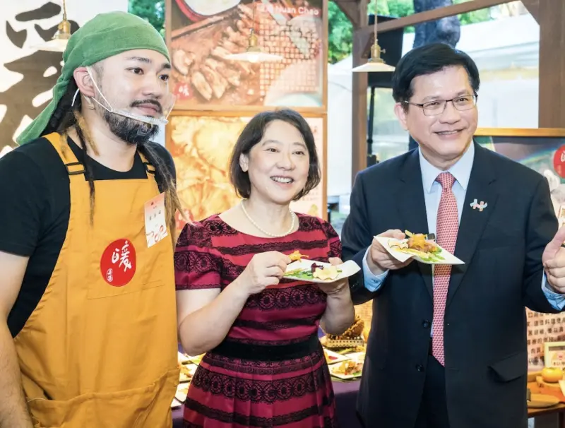    ▲國慶酒會登場！林佳龍餵妻秀恩愛（圖／總統府提供）  