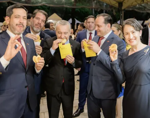 ▲國慶酒會登場！蕭美琴為外賓介紹美食。（圖／翻攝總統府）